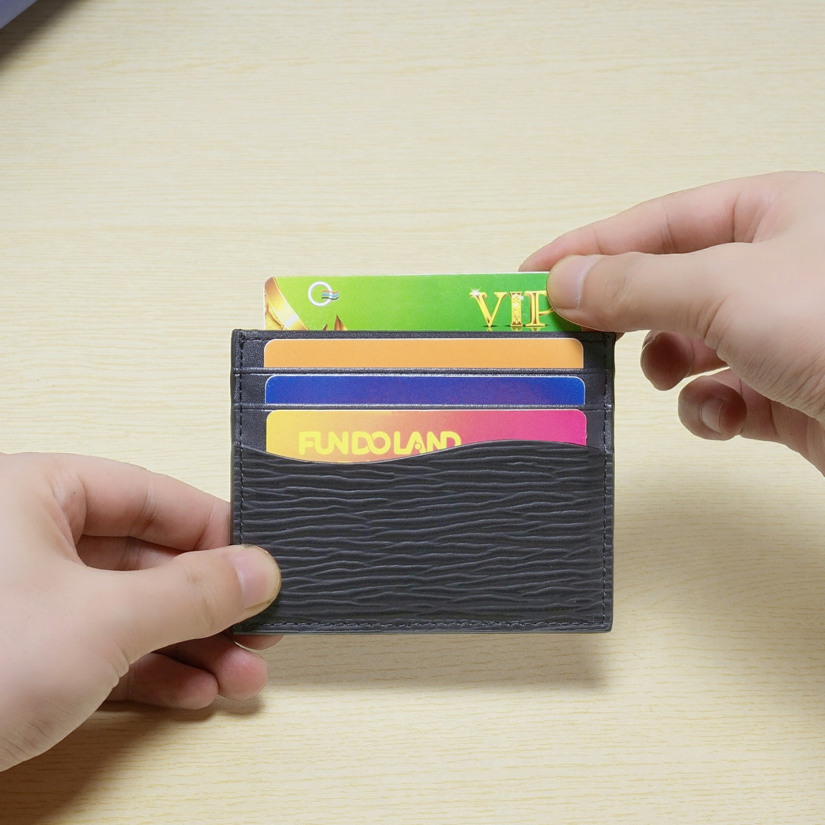 Porta-cartões de couro vaca de primeira camada, com padrão ondulado ultrafino e moderno, com múltiplos compartimentos para cartões e fotos, disponível em várias cores para homens e mulheres