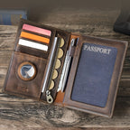 Este Carteira RFID Slim, de Inspiração Vintage, é Feita de Pele de Vaca de Alta Qualidade. Serve Três Fins, Acomodando a Sua Identificação, Cartões Bancários, Cartões de Crédito, Cartão de Condução e Matrícula do Veículo.