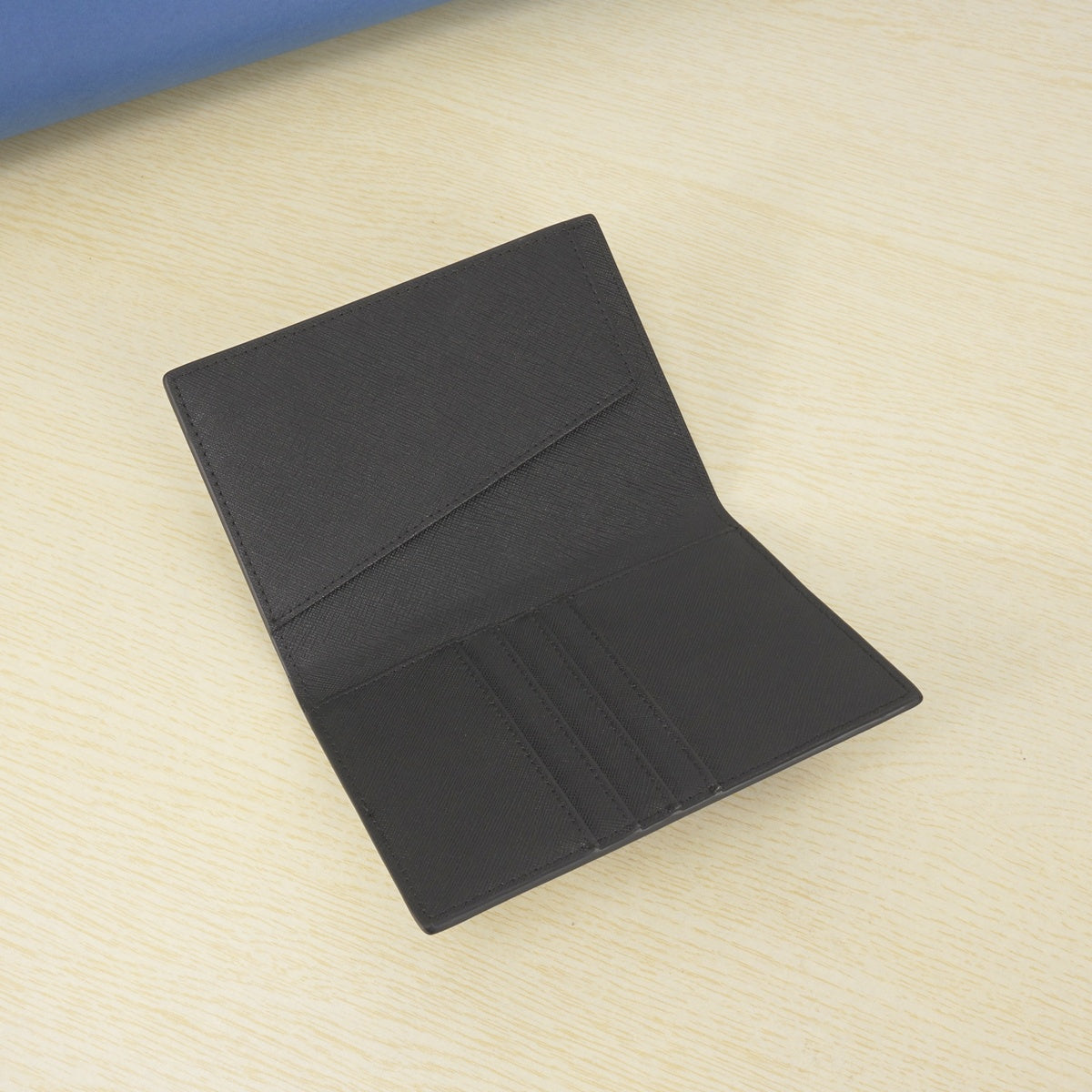 Porta-Passaporte Essencial de Viagem com Padrão Cruzado, Multifuncional, Várias Cores, Múltiplos Espaços para Cartões, Ultra Fino e Prático em Couro Legítimo