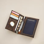 Este Carteira RFID Slim, de Inspiração Vintage, é Feita de Pele de Vaca de Alta Qualidade. Serve Três Fins, Acomodando a Sua Identificação, Cartões Bancários, Cartões de Crédito, Cartão de Condução e Matrícula do Veículo.